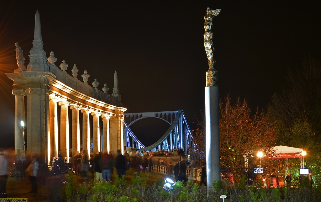Potsdam Kolonnaden der Glienicker Brücke Pylon 'Nike 89' von Wieland Förster. Kolonnaden erbaut 1907 von Eduard Fürstenau