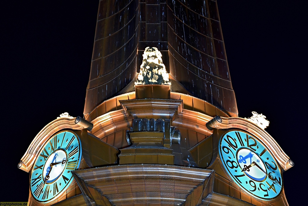Berlin Mitte Parochialkirche erbaut 1695-1705 von Johann Arnold Nering. Turmspitze mit Uhr