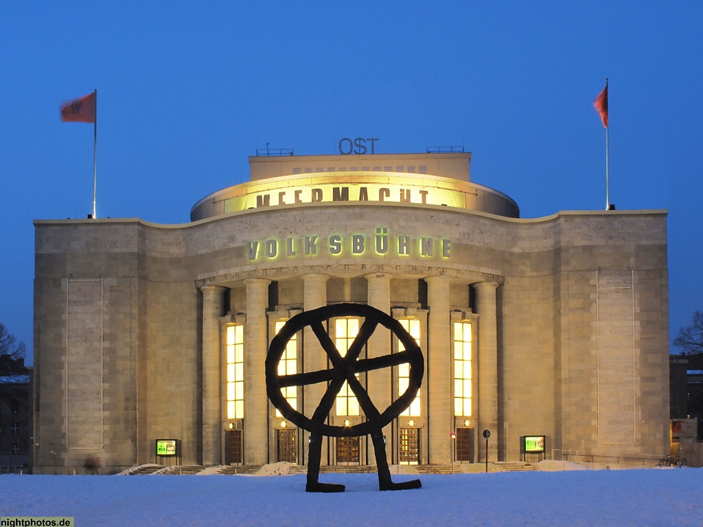 Berlin Mitte Theater Volksbühne am Rosa Luxemburg Platz erbaut 1913-1914 Wiederaufbau 1952-1954. Räuberrad von Bühnenbildner Bert Neumann