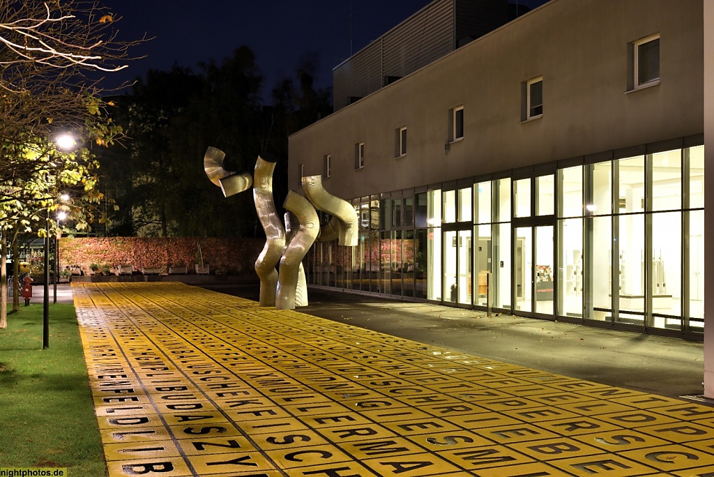 Berlin Kreuzberg Berlinische Galerie mit Skulptur 'Dreiheit' von Brigitte und Martin Matschinsky-Denninghoff 1993