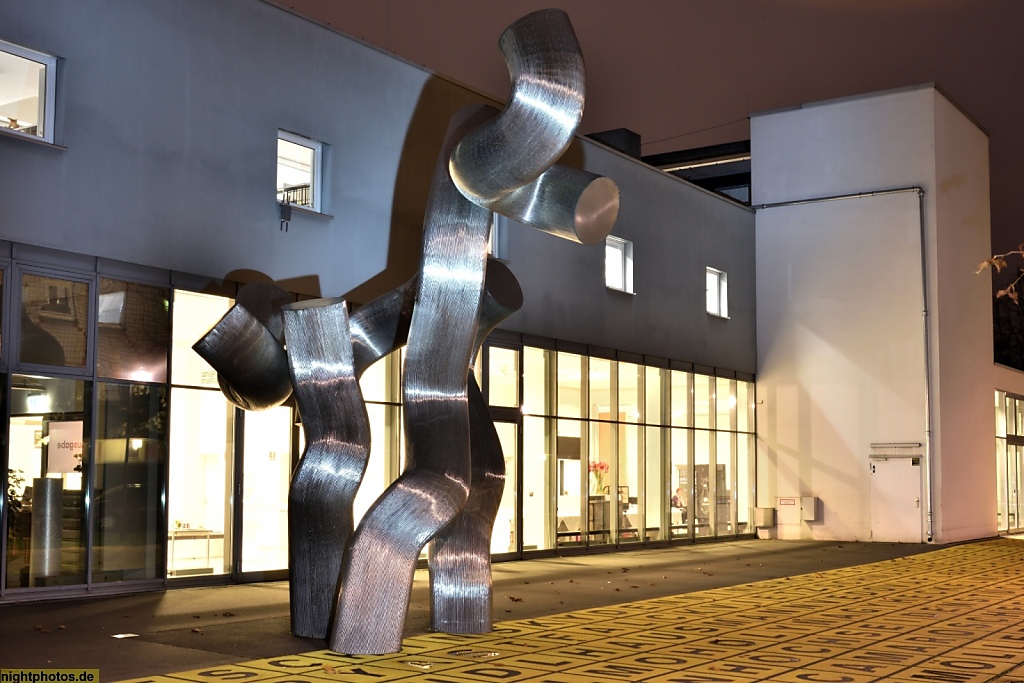 Berlin Kreuzberg Skulptur 'Dreiheit' vor der Berlinischen Galerie in der Alten Jakobstrasse seit 2004