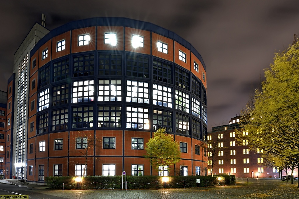 Berlin Mitte Moabit Focus Teleport Gewerbehof erbaut 1987-1990 von Joachim Ganz und Walter Rolfes. Alt-Moabit 90-97 Ecke Stromstrasse 1-2A