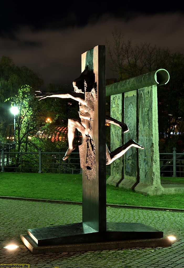 Berlin Mitte Moabit Bronzeplastik 'Wir sind das Volk' von Rolf Biebl errichtet 2009 auf der Strasse der Erinnerung am Spreebogen
