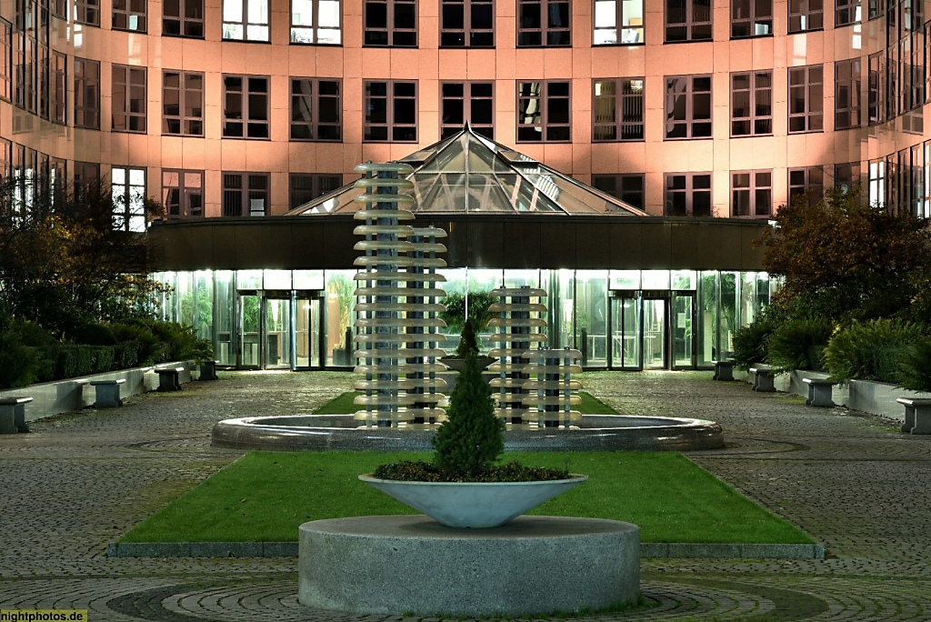 Berlin Mitte Moabit Spreebogen Bürogebäude von 1999-2015 Sitz des Bundesinnenministerium Innenhof Portal