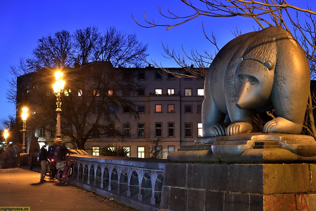 Berlin Mitte Bärenfigur von Günter Anlauf auf der Moabiter Brücke