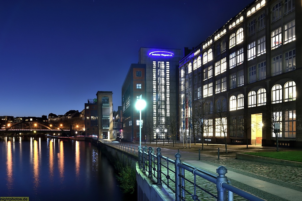 Berlin Mitte Moabit Focus Teleport. Gewerbehof erbaut 1987-1990 von Joachim Ganz und Walter Rolfes am Spreeufer mit Lessingbrücke und Bundesratufer