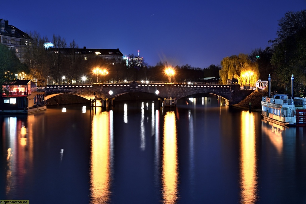 Berlin Mitte Moabit Spree mit Moabiter Brücke links Restaurantschiff 'Patio'