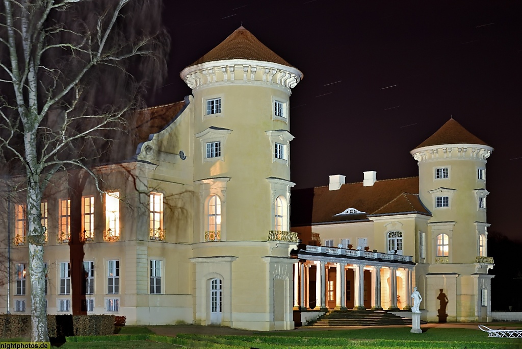 Rheinsberg Schloss Seeseite. Erstbau als Wasserschloss 1566 Erweiterung 1736-1740 Fertigstellung 1786