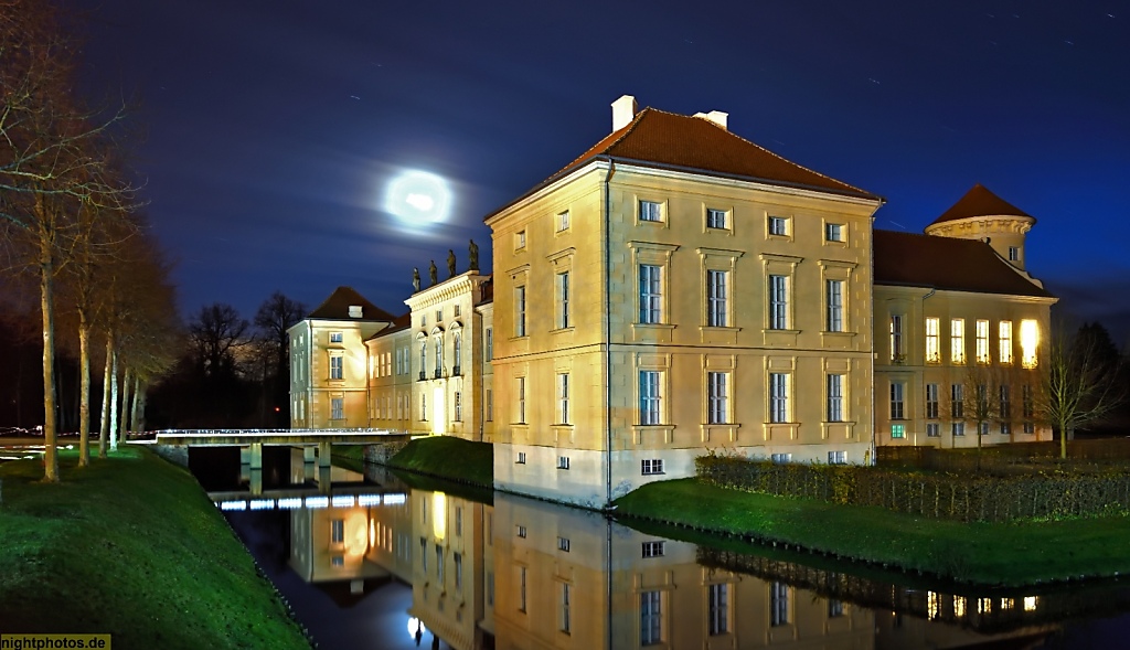 Rheinsberg Schloss Ortsseite. Erstbau als Wasserschloss 1566 Erweiterung 1736-1740 Fertigstellung 1786