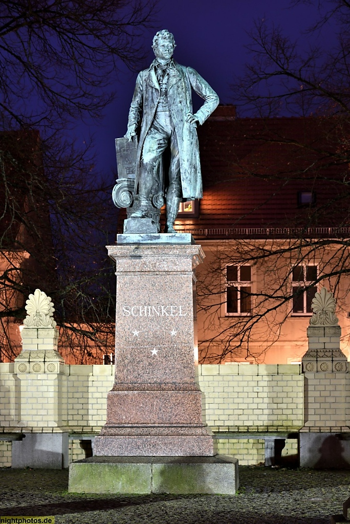 Neuruppin Karl Friedrich Schinkel Denkmal von Max Wiese errichtet 1881-1883 auf dem Kirchplatz