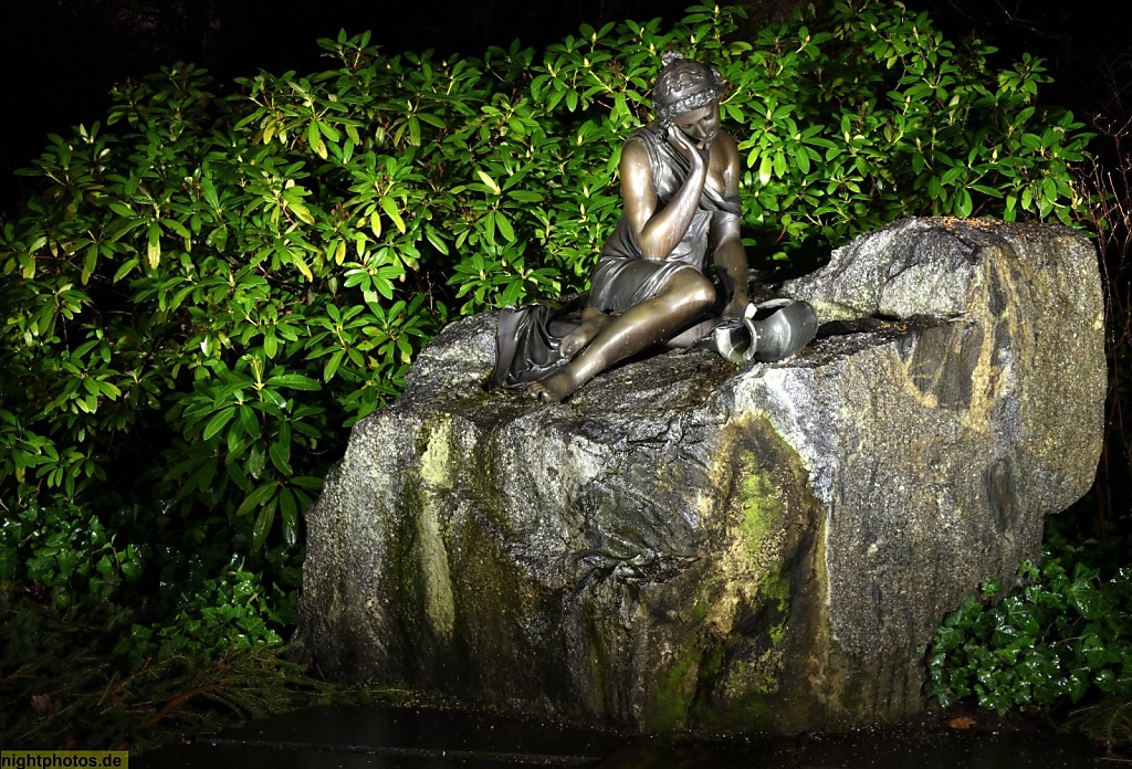 Berlin Neukoelln Britz Schlosspark Bronzeskulptur 'Das Milchmaedchen mit dem zerbrochenen Krug' Abguss eines Werkes von Pawel Petrowitsch Sokolow aus dem Jahr 1810