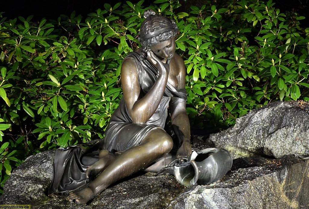Berlin Neukoelln Britz Schlosspark Bronzeskulptur 'Das Milchmaedchen mit dem zerbrochenen Krug' Abguss eines Werkes von Pawel Petrowitsch Sokolow aus dem Jahr 1810