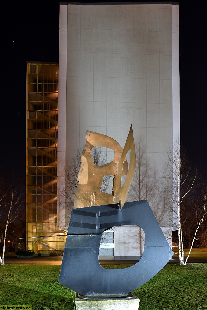 Berlin Mitte Hansaviertel Schwedenhaus mit Treppenhaus erbaut 1956-1957 von Fritz Jaenecke und Sten Samuelson hinter Skulptur Morgendämmerung Nr.1