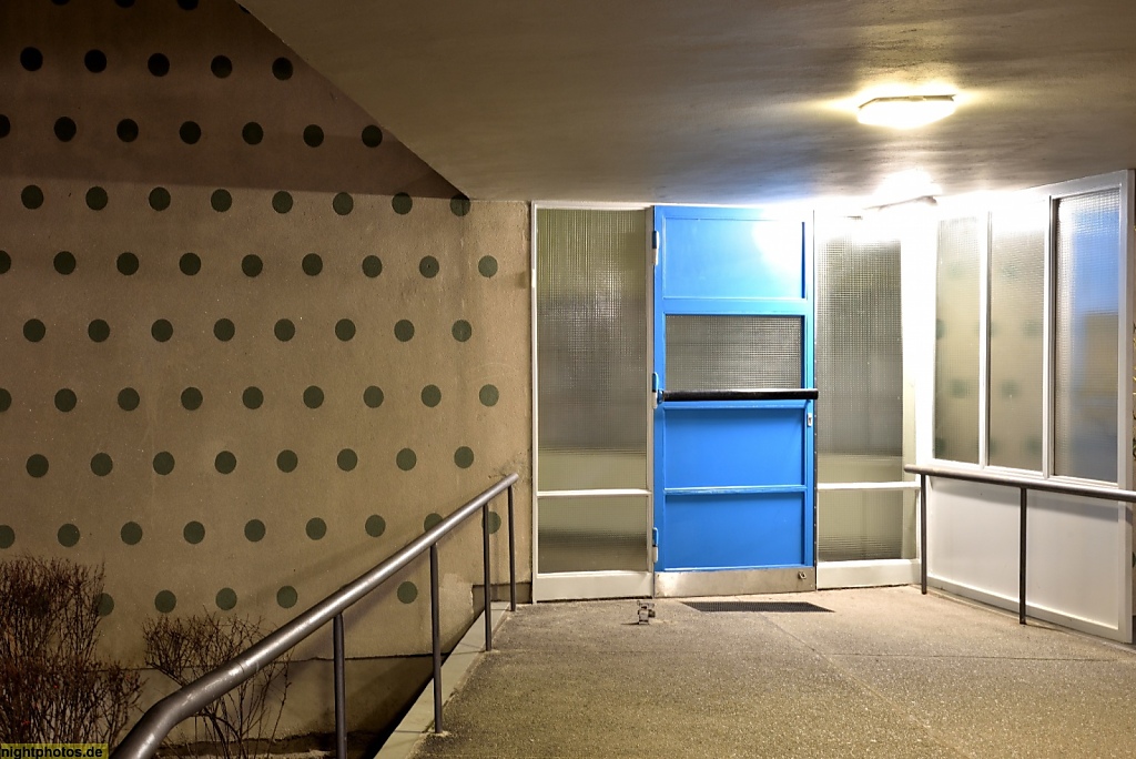 Berlin Mitte Hansaviertel Wohnhochhaus mit Eingang zum Treppenturm erbaut 1956-1957 von Oscar Niemeyer Soares Filho