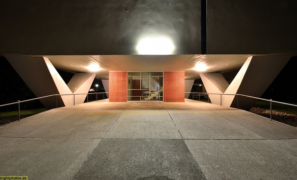 Berlin Mitte Hansaviertel Wohnhochhaus auf Pfeilern erbaut 1956-1957 von Oscar Niemeyer Soares Filho