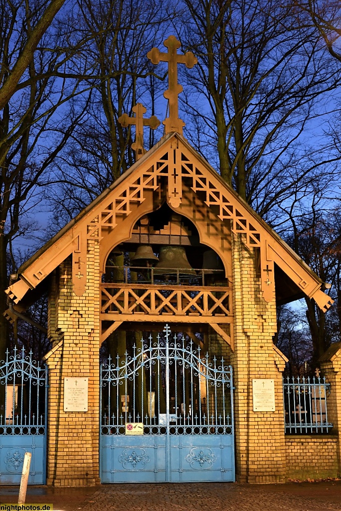 Berlin Reinickendorf Tegel Portal mit Glocken Läutwerk auf dem russischen Friedhof erbaut 1893-1894