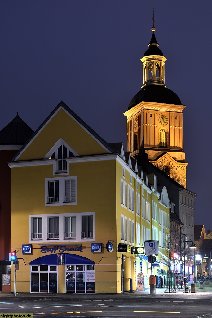 Berlin Spandau Altstadt Fussgängerzone Carl-Schurz-Strasse mit St Nikolai dreischiffige gotische Hallenkirche erbaut ab 1370 spätgotischer Turm erbaut 1467-1468