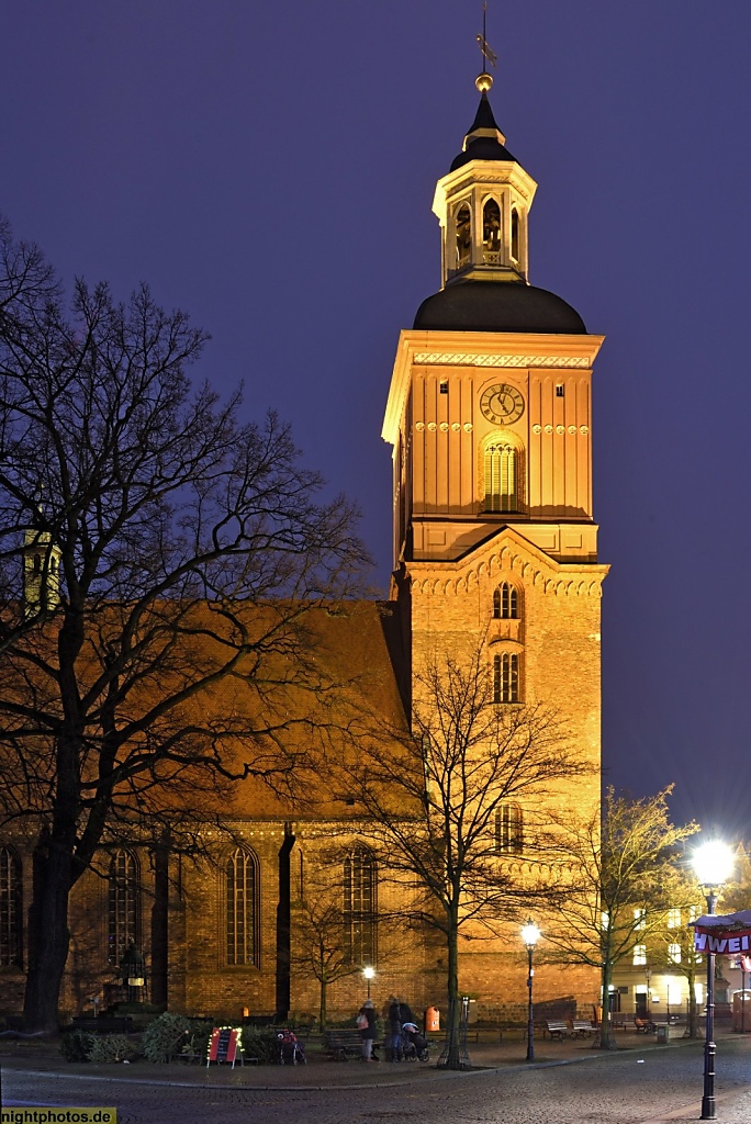 Berlin Spandau Altstadt Fussgängerzone Carl-Schurz-Strasse mit St Nikolai dreischiffige gotische Hallenkirche erbaut ab 1370 spätgotischer Turm erbaut 1467-1468