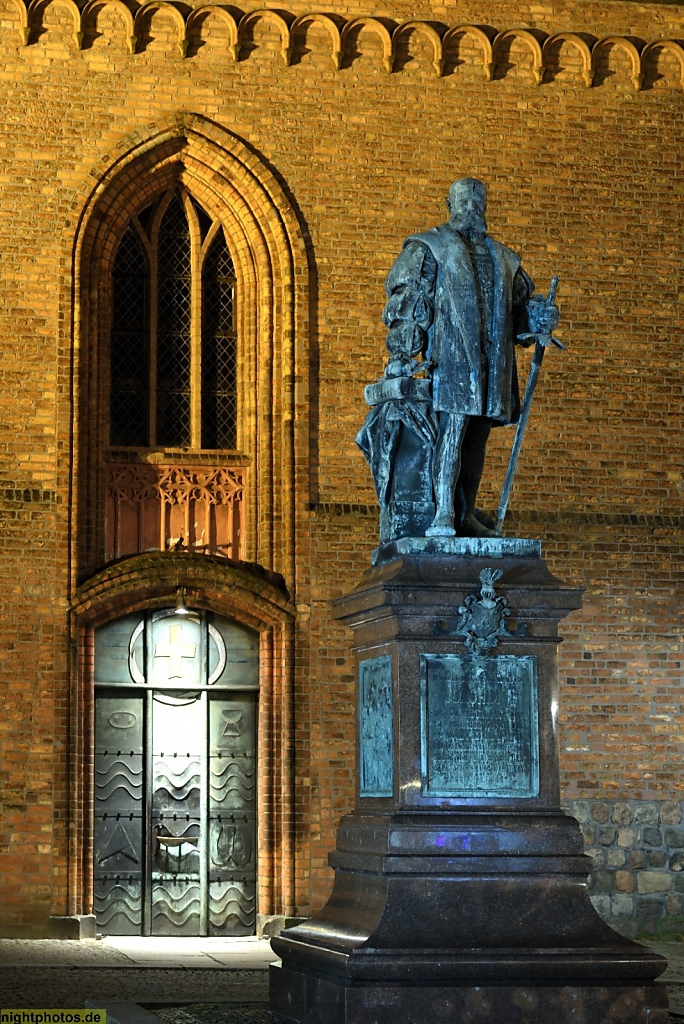 Berlin Spandau Altstadt Reformationsplatz Denkmal Kurfuerst Joachim der II vor der St Nikolai Kirche