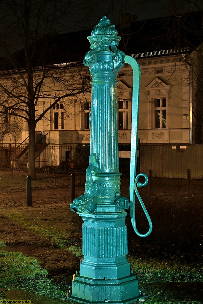 Berlin Pankow Rosenthal Strassenbrunnen Lauchhammerpumpe I Typ Fisch hergestellt seit 1895 in Chromoxidgruen