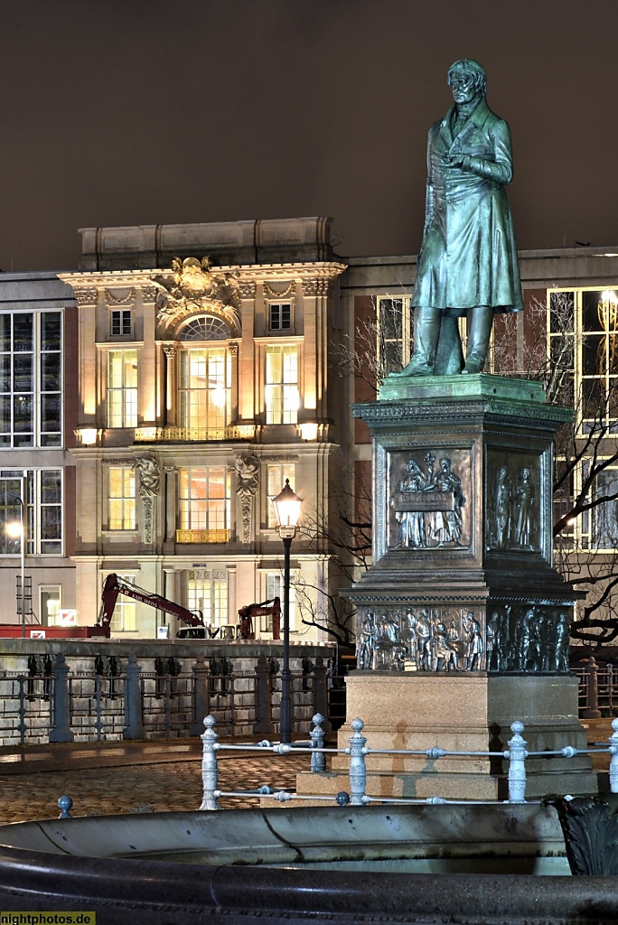 Berlin Mitte Denkmal P C W Beuth auf dem Schinkelplatz vor ehemaligen Staatsratsgebäude
