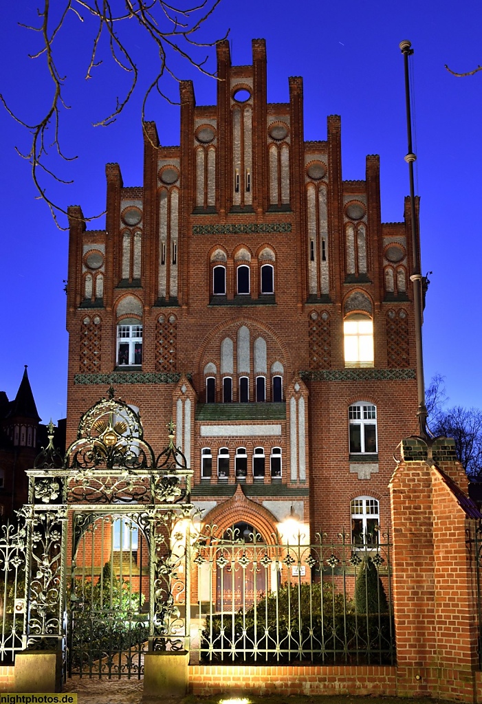 Berlin Lichterfelde. Wohnanlage des Beamten-Wohnungsverein seit 2007. Erbaut 1896-1898 als Seniorenheim Rotherstift von Alfred Koerner mit Stufengiebel. Umbau 1925. Kommandantenstrasse 9–12