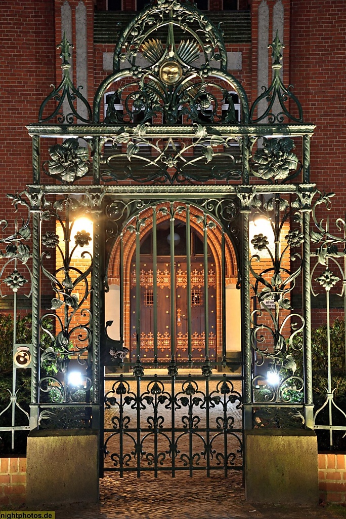 Berlin Lichterfelde. Wohnanlage des Beamten-Wohnungsverein seit 2007. Erbaut 1896-1898 als Seniorenheim Rotherstift von Alfred Koerner mit schmiedeeisernem Gartentor. Umbau 1925. Kommandantenstrasse 9–12