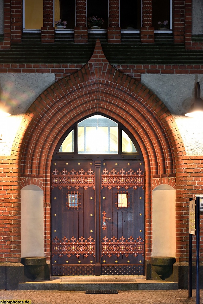 Berlin Lichterfelde. Wohnanlage des Beamten-Wohnungsverein seit 2007. Erbaut 1896-1898 als Seniorenheim Rotherstift von Alfred Koerner mit Spitzbogenportal. Umbau 1925. Kommandantenstrasse 9–12