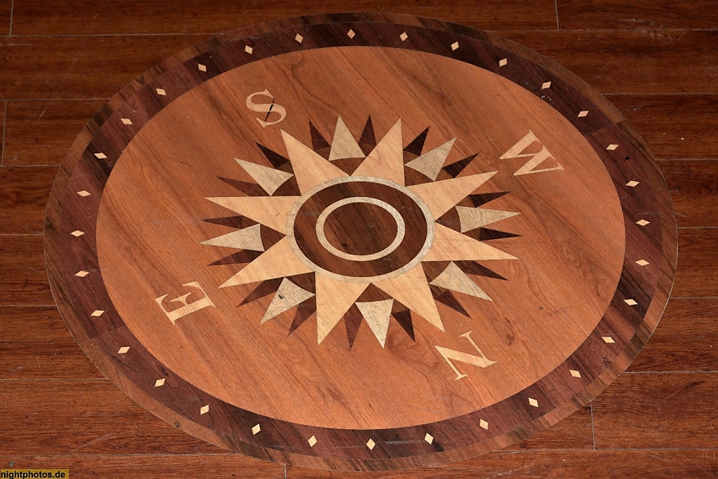 Berlin Tempelhof Flughafen. Erbaut 1936-1941. US Army Casino. Tempelhof Air Base. Windrose als Parkett