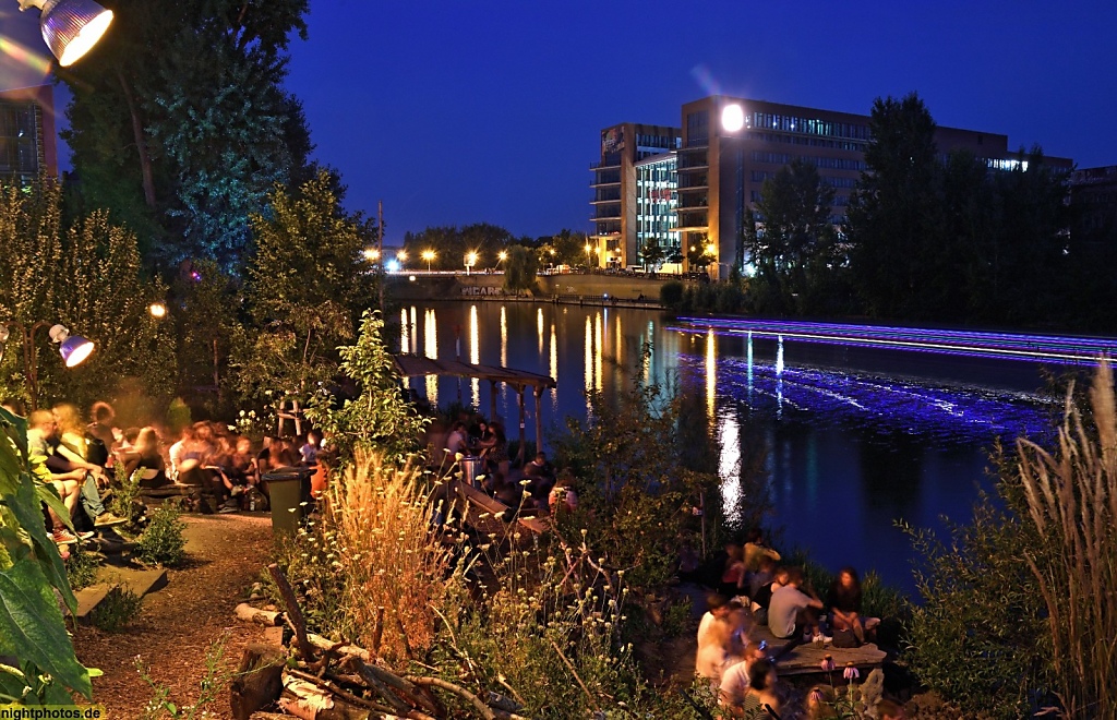 Berlin Friedrichshain Kreativdorf Holzmarkt von Architekten 'Hütten und Paläste' mit Mörchenpark am Spreeufer