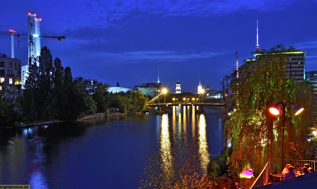Berlin Friedrichshain Kreativdorf Holzmarkt von Architekten 'Hütten und Paläste' mit Mörchenpark am Spreeufer