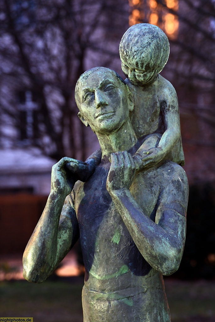 Berlin Friedrichshagen Müggelpark Skulptur 'Vater mit Kind' von Ingeborg Hunzinger 1958