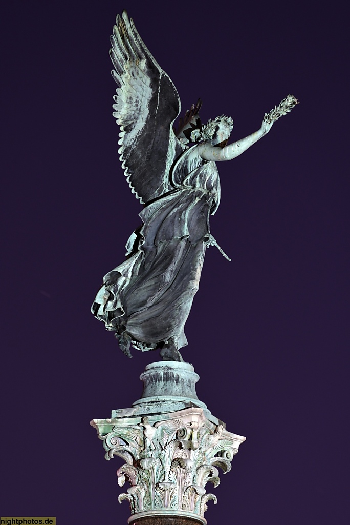 Berlin Kreuzberg Friedenssäule mit Statue der Siegesgöttin Viktoria von Christian Daniel Rauch auf dem Mehringplatz errichtet 1843