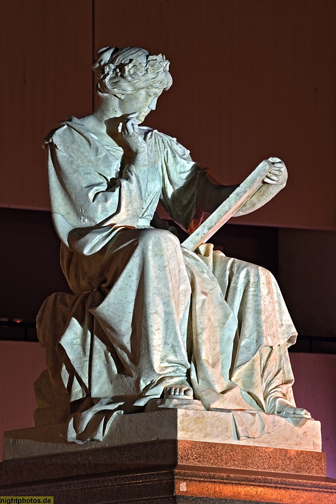 Berlin Kreuzberg Plastik 'Die Geschichtsschreibung' von Albert Wolff auf dem Mehringplatz errichtet 1879