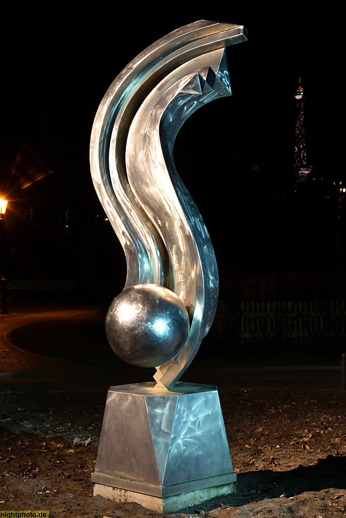 Berlin Charlottenburg 'Woge mit Kugel' 'Der Anfang und das Ende' Edelstahlskulptur von Volkmar Haase 1995 im Park am Lietzensee
