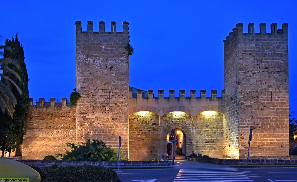 Mallorca Alcudia Altstadt Stadtmauer erbaut ab 13 Jahrhundert von Koenig Jakob II. Jaume II. Porta de Santa Sebastià