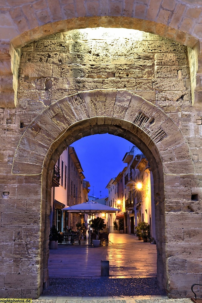 Mallorca Alcudia Altstadt Stadtmauer erbaut ab 13 Jahrhundert von Koenig Jakob II. Jaume II. Porta de Santa Sebastià