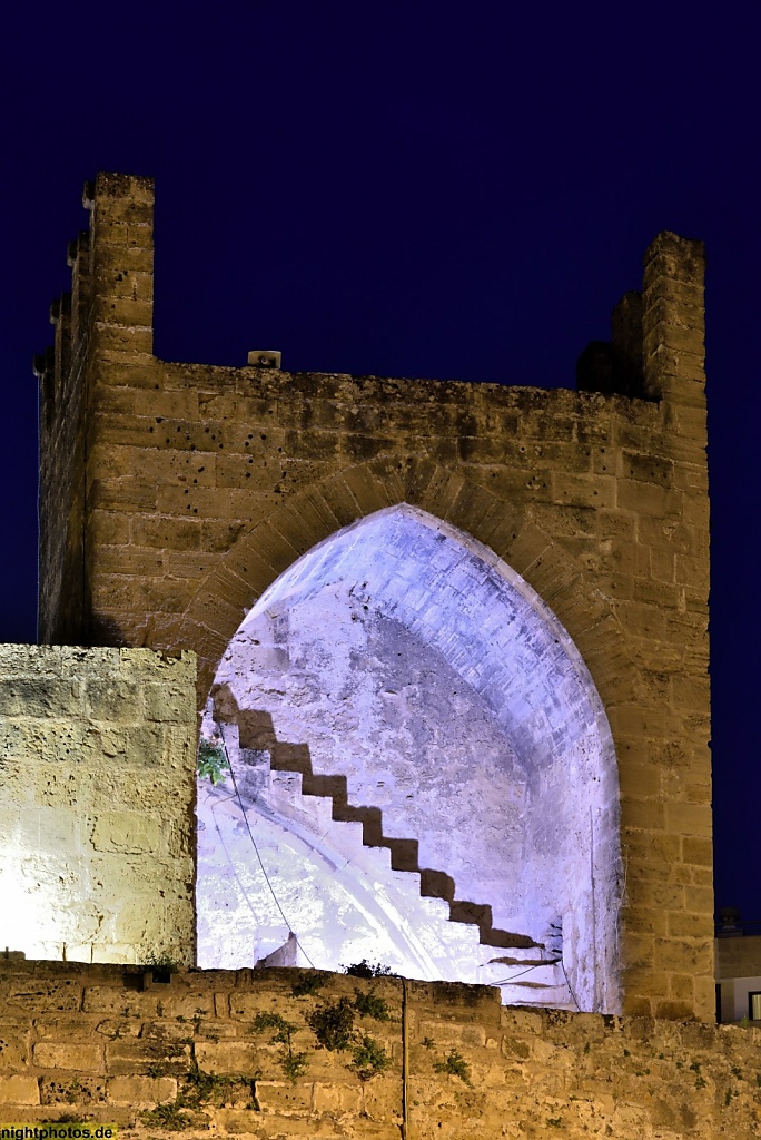 Mallorca Alcudia Altstadt Stadtmauer erbaut im 14 Jahrhundert v Koenig Jakob II. Jaume II. Porta del Moll o de Xara