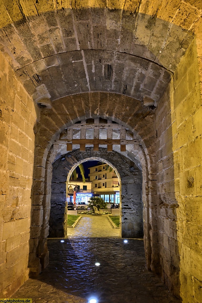 Mallorca Alcudia Altstadt Stadtmauer erbaut im 14 Jahrhundert v Koenig Jakob II. Jaume II. Porta del Moll o de Xara