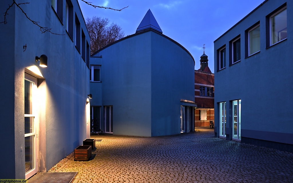 Berlin Weissensee St Joseph Krankenhaus Neubau mit Café Bibliothek[links] St Alexius-Saal Direktorium[mitte] Tagesklinik[rechts] erbaut 2000 von Architekt Joachim Ganz