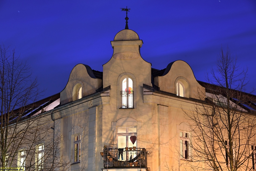 Berlin Weissensee Altbau mit geschweiftem Eckgiebel und Lucarne in der Gounodstrasse Ecke Herbert-Baum-Strasse erbaut 1890