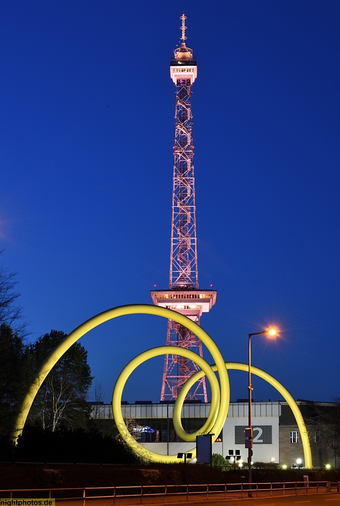 Berlin Charlottenburg Westend Funkturm erbaut 1924-1926 mit Messehallen und Kunstwerk 'Looping' von Ursula Sax 1992