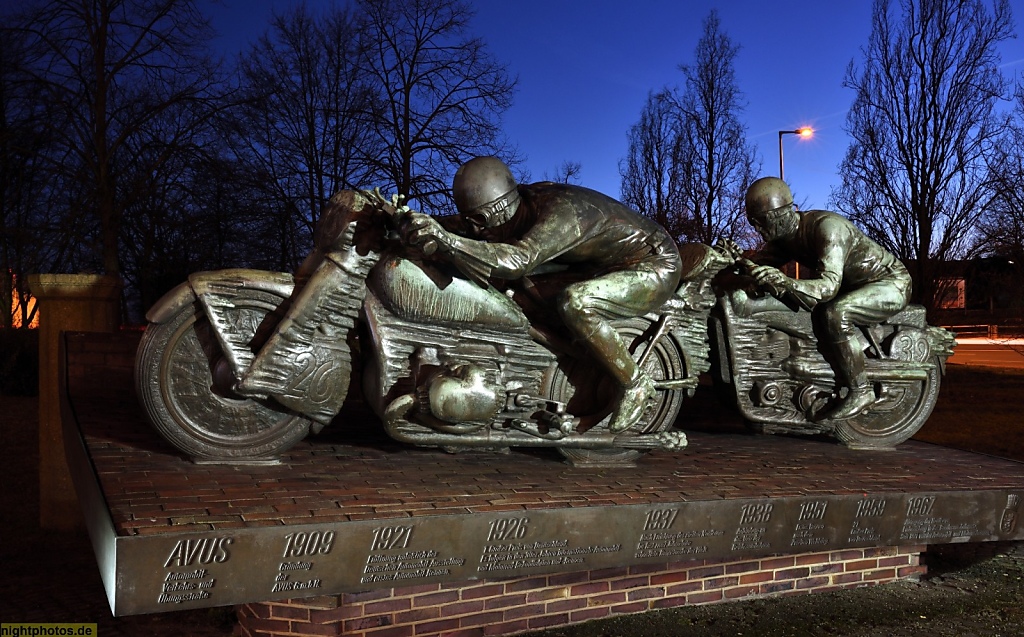 Berlin Charlottenburg Westend Motorradfahrer-Denkmal von Max Esser 1939 aufgestellt 1989