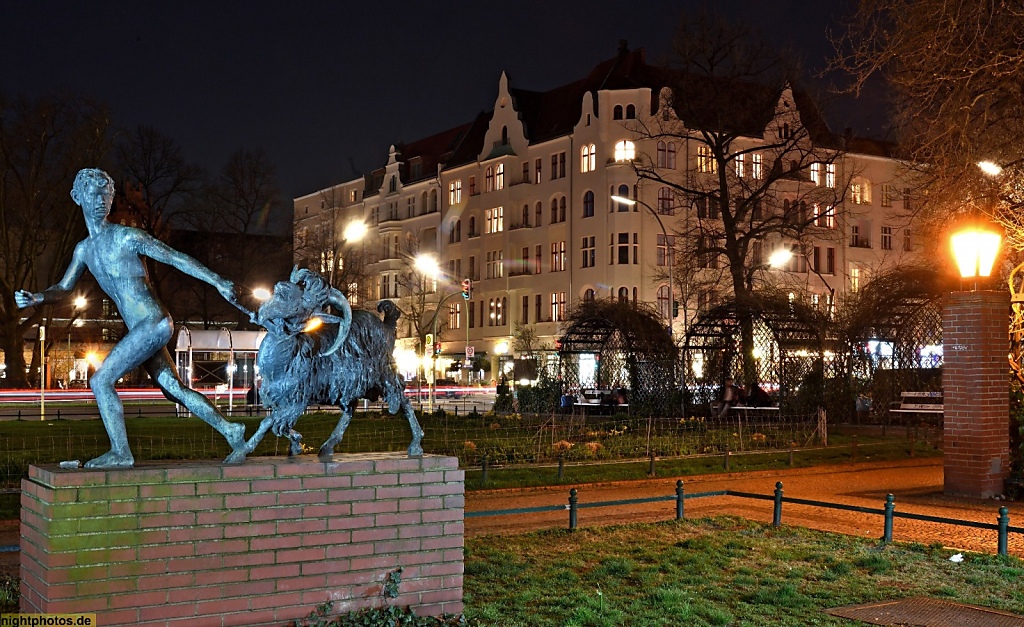 Berlin Charlottenburg Bronzeskulptur 'Knabe mit Ziege' von August Kraus 1926-1928 auf dem Savignyplatz. Nachguss von 1955