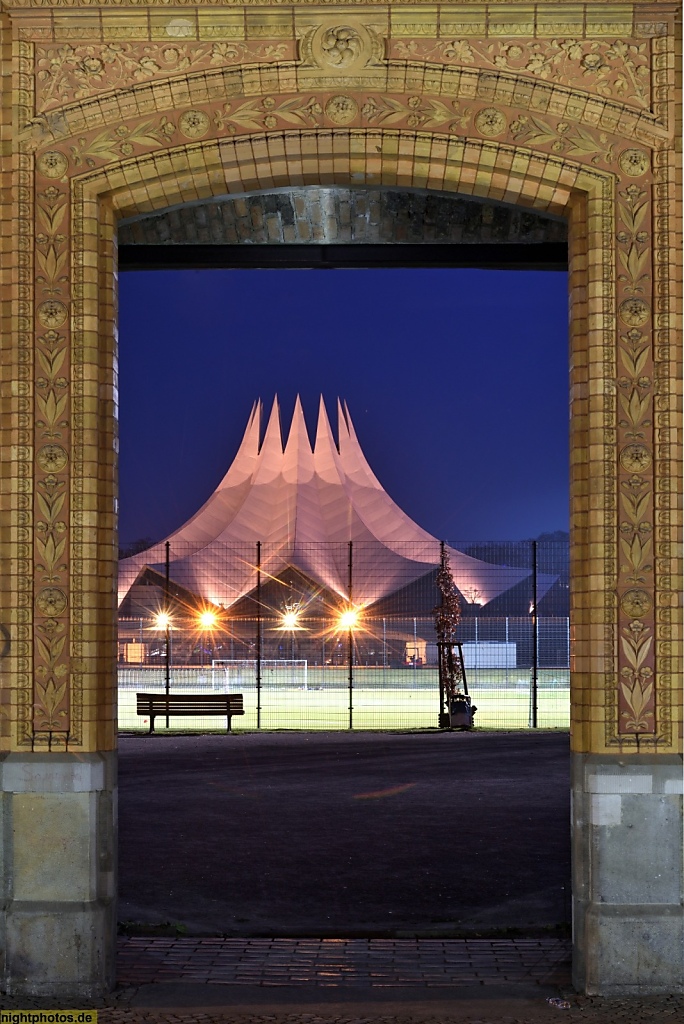 Berlin Kreuzberg Durchblick auf Tempodrom durch die Ruine des Anhalter Bahnhof