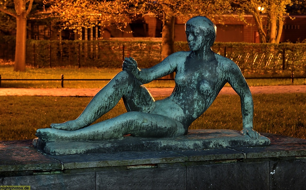 Berlin Wannsee Jagdschloss Glienicke erbaut 1682-1684. Liegende Bronzefigur im Schlosspark