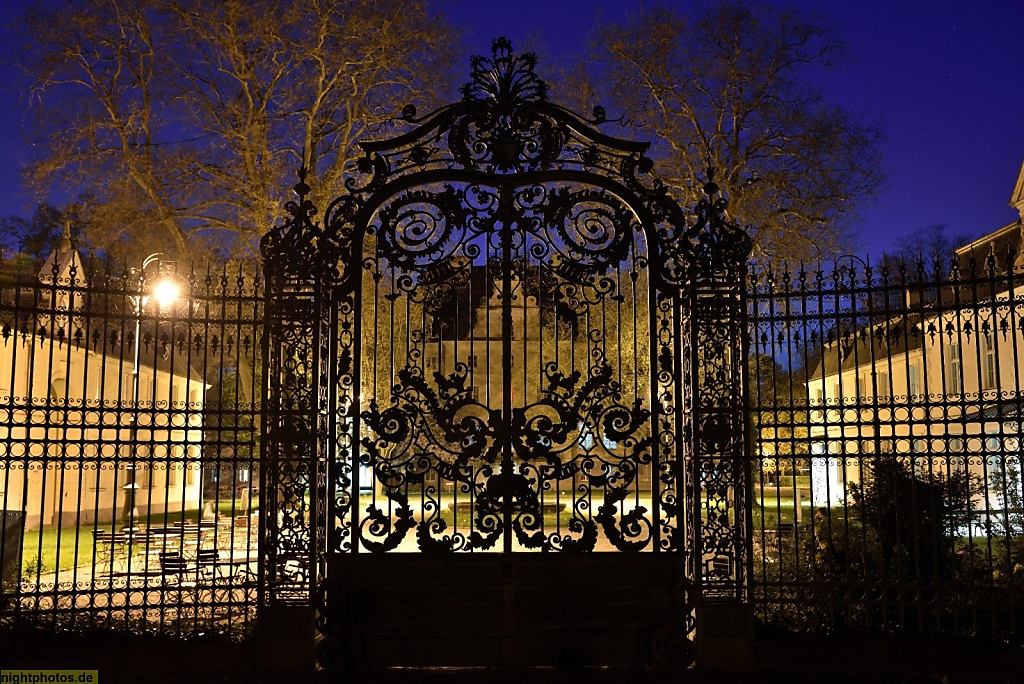 Berlin Wannsee Jagdschloss Glienicke erbaut 1682-1684. Entwurf vermutlich von Charles Philippe Dieussart für Kurfürst Friedrich Wilhelm. Portal Ehrenhof