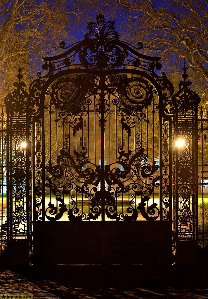 Berlin Wannsee Jagdschloss Glienicke erbaut 1682-1684. Entwurf vermutlich von Charles Philippe Dieussart für Kurfürst Friedrich Wilhelm. Portal Ehrenhof