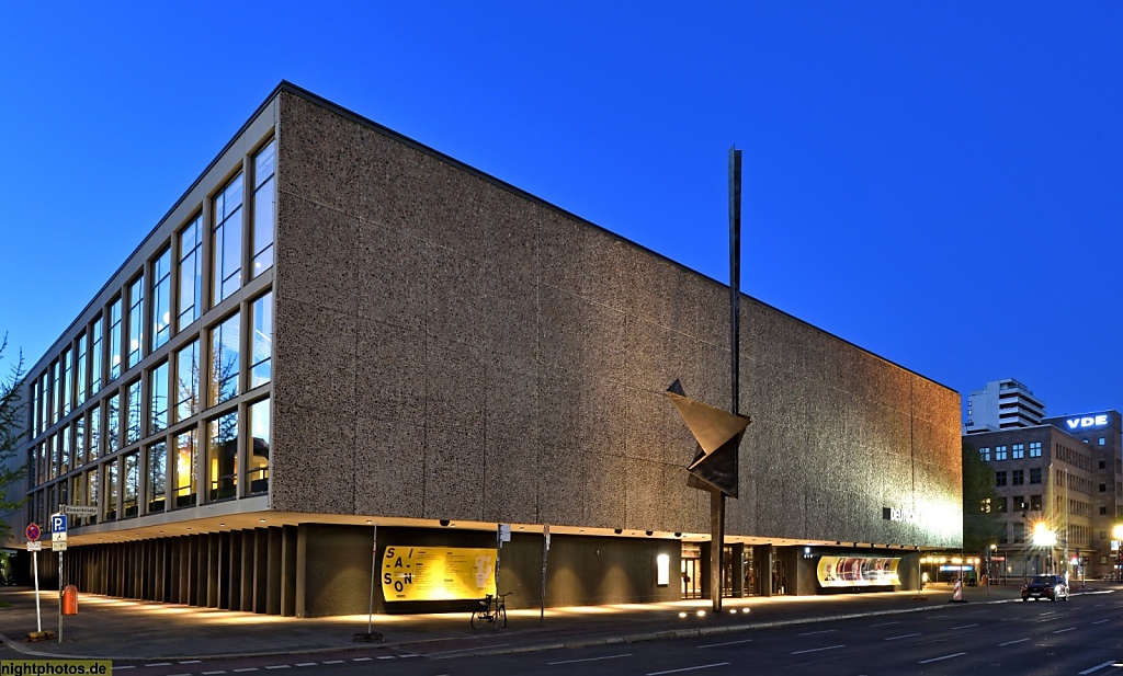 Berlin Charlottenburg Deutsche Oper erbaut 1957-1961 von Fritz Bornemann mit Skulptur von Hans Uhlmann erschaffen 1960-1961 aus schwarz getöntem Chromnickelstahl