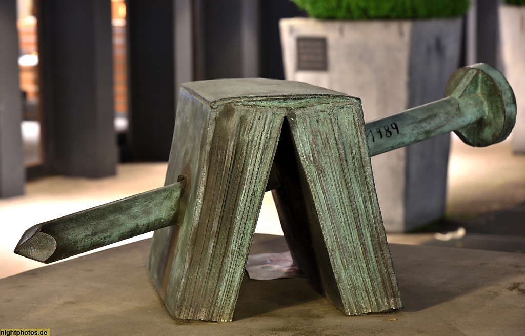 Berlin Charlottenburg Skulptur fuer Goetz Friedrich von Guenther Uecker 2008 neben der Deutschen Oper erbaut 1957-1961 von Fritz Bornemann